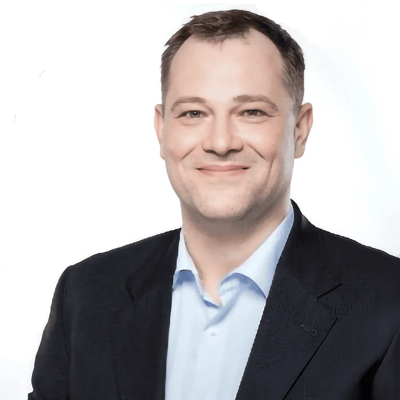 Porträt von Marco Morgenstern, Business-Experte in formeller Kleidung.
